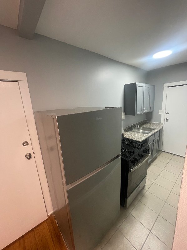 Building Photo - 358 W 74th St