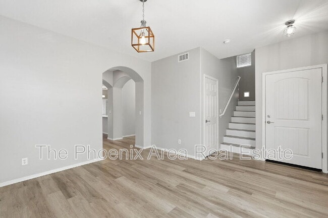 Building Photo - 534 E Bartlett Way