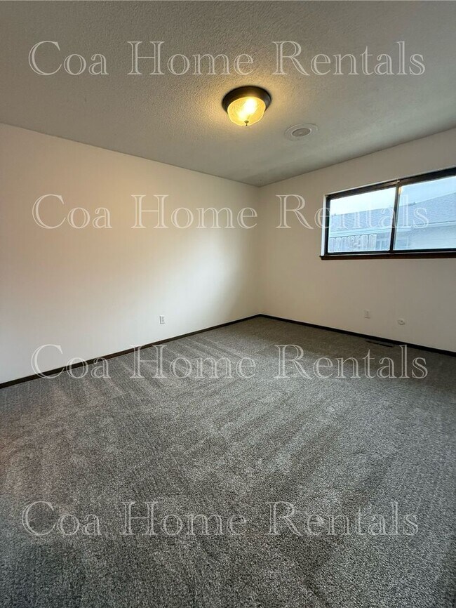 Building Photo - South East side Duplex