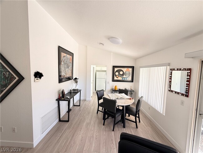 Building Photo - 9605 Sundial Dr