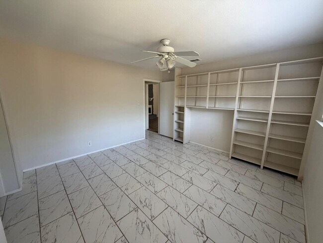 Building Photo - 9405 Newberry Dr