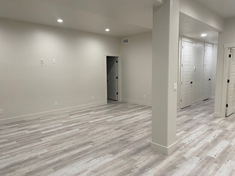 Building Photo - 2753 E Lake Vista Dr