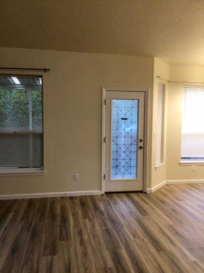 Building Photo - 3 Bedroom Home in Sherwood Neighborhood