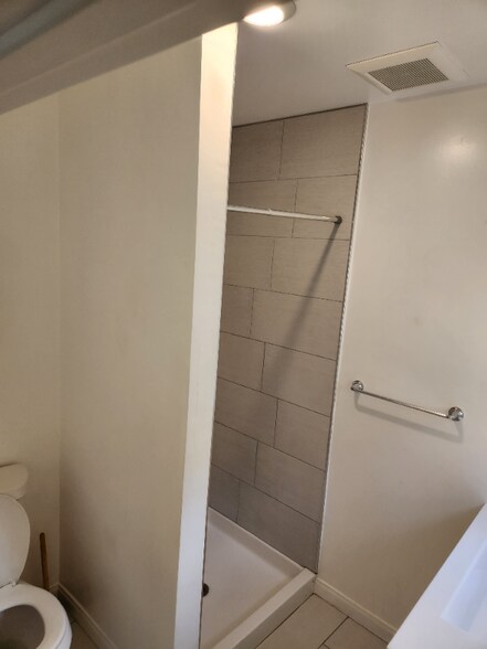 Building Photo - 2032 Vista Del Mar Ave