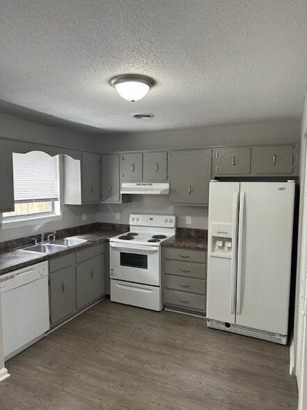 Building Photo - 661 Village Green Dr