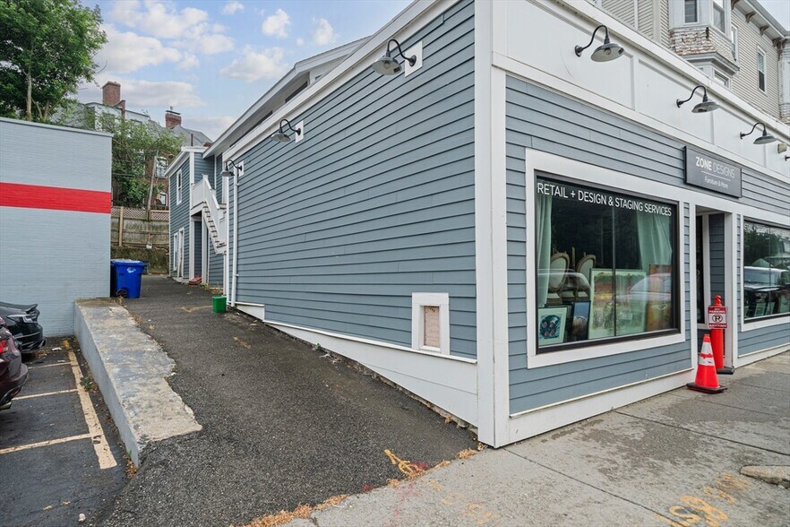 Building Photo - 148 Boylston St