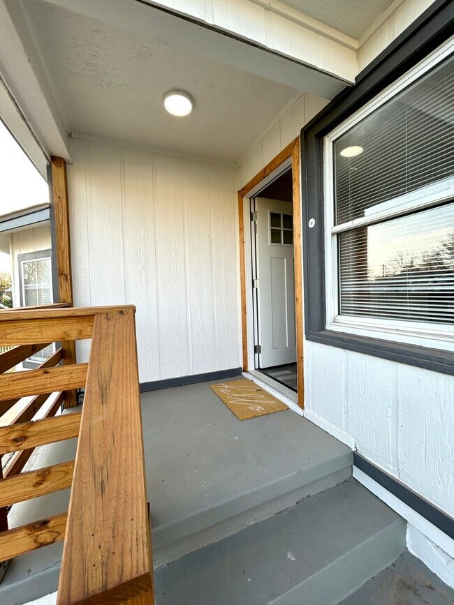 Building Photo - 1809 NW Lincoln Ave