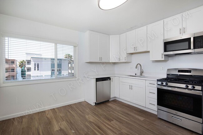 Building Photo - 2 WEEKS FREE!!! 2 BR with Partial Bay Views and Parking!