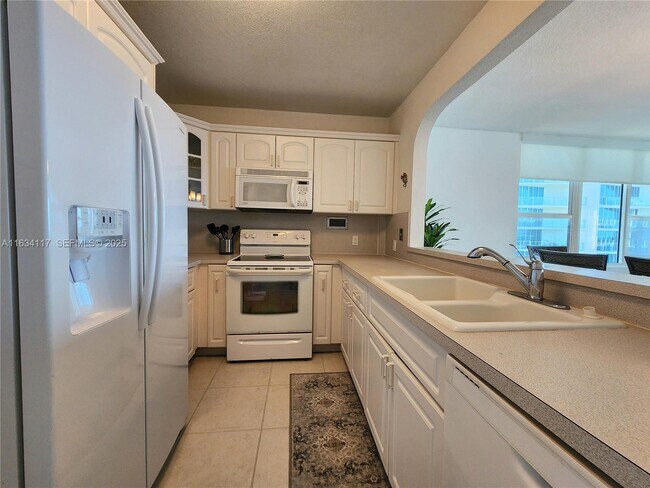 Building Photo - 3505 S Ocean Dr