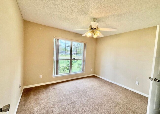 Building Photo - 4-Bedroom / 2-Bathroom Home in Palm Coast