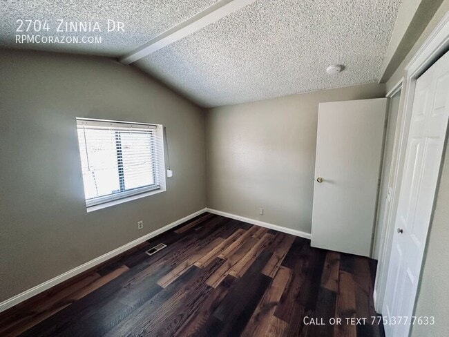 Building Photo - 2704 Zinnia Ave