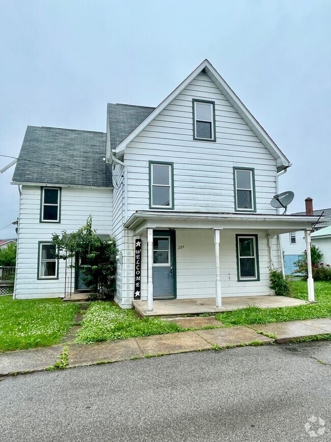 Building Photo - 121 Maple St
