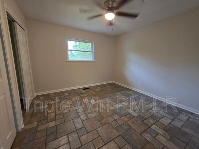 Building Photo - 5425 Chauvin Dr