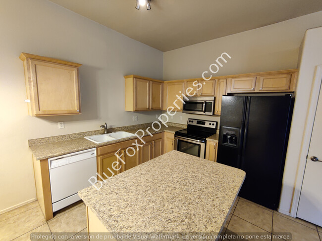 Building Photo - 2 Bedroom Townhome in Central Location