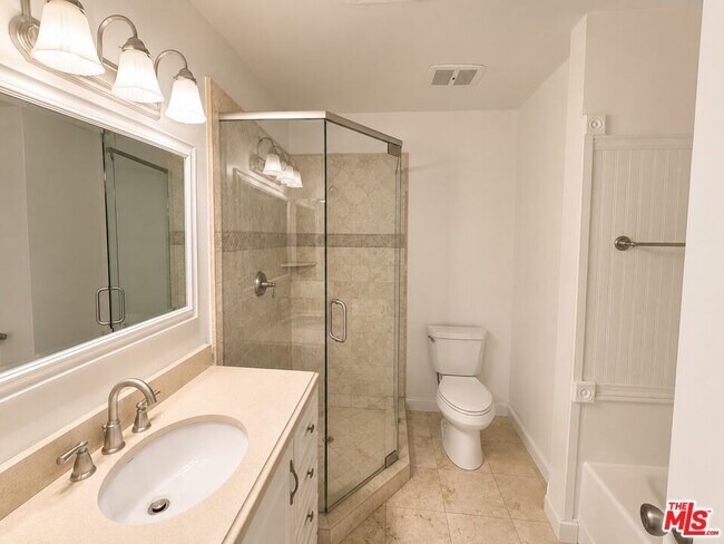 Building Photo - 5870 Green Valley Cir
