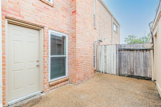 Building Photo - 3004 Beecave Dr