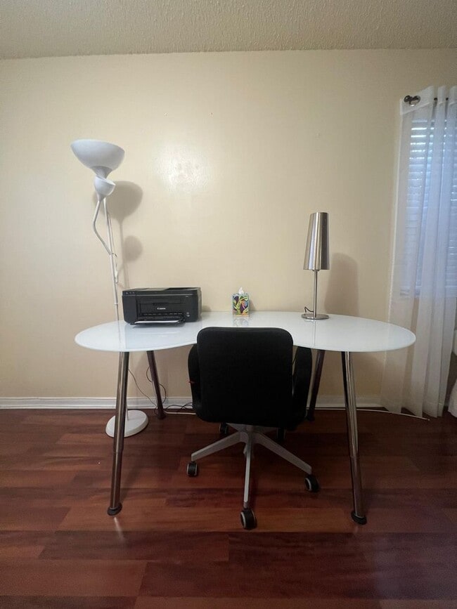 Building Photo - Fully Furnished 1-Bedroom Retreat in Windm...