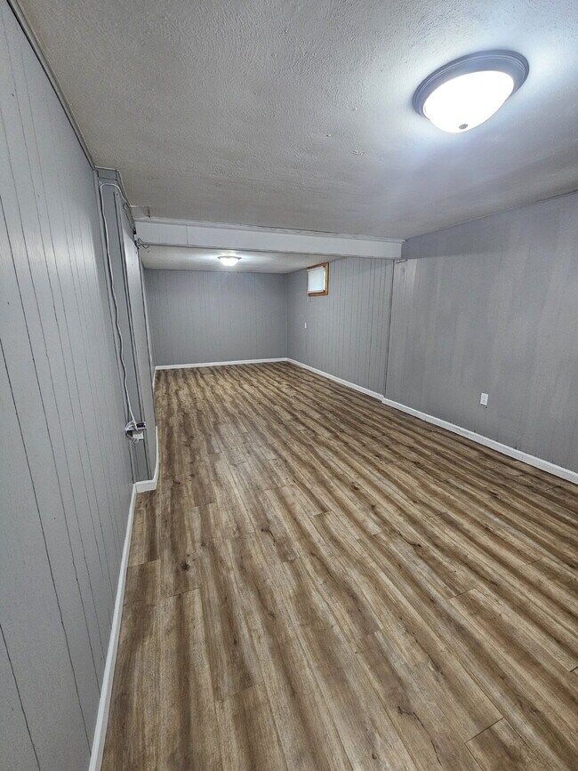 Building Photo - 409 W Linden Ave
