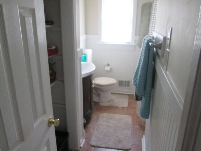 Building Photo - Three Bedroom Highland Springs Home. Available in September
