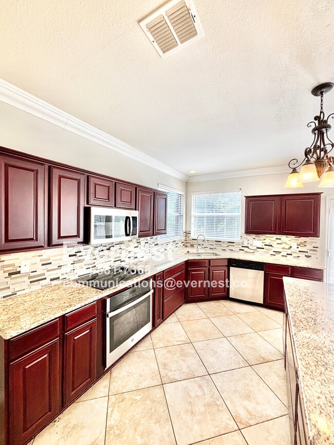 Building Photo - 4-Bedroom Home with Versatile Layout Near ...