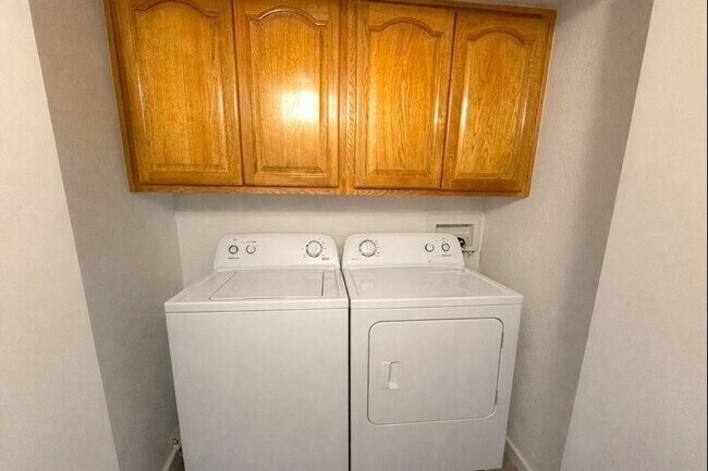 Building Photo - 3085 Walnut Bend Ln