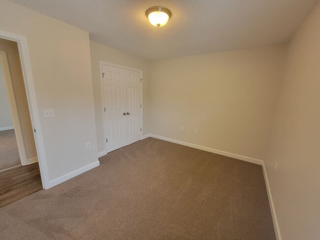 Building Photo - 2 Bedroom/2 Bath Condo in Ardmore Crest Co...