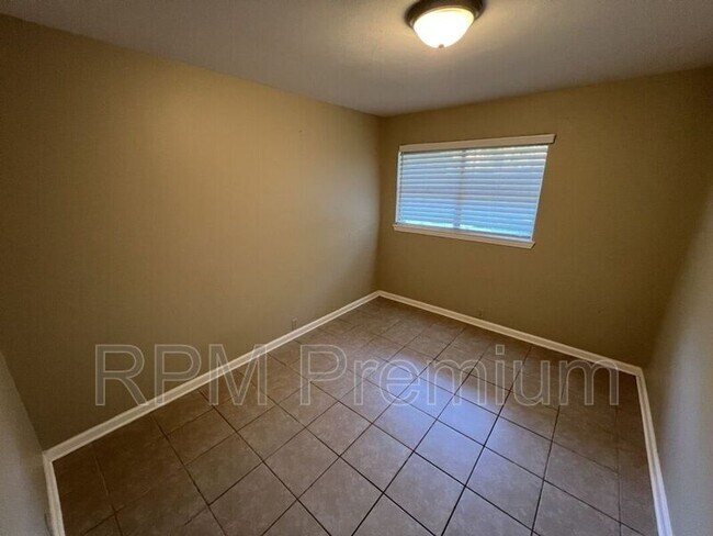 Building Photo - 3280 Crestaire Dr