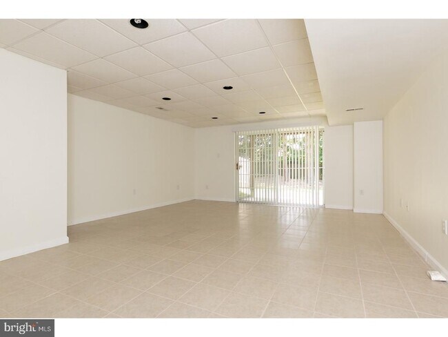 Building Photo - 122 Camber Ln