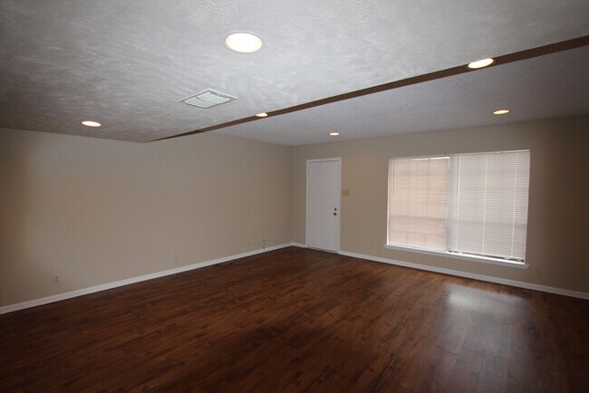 Building Photo - Beautiful 3 Bedroom, 2.5 Bath Townhome in Tyler – Available!