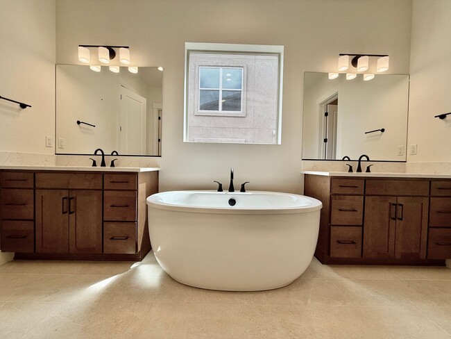 Building Photo - Luxury Living in Kissing Camels – 4 Bed | ...