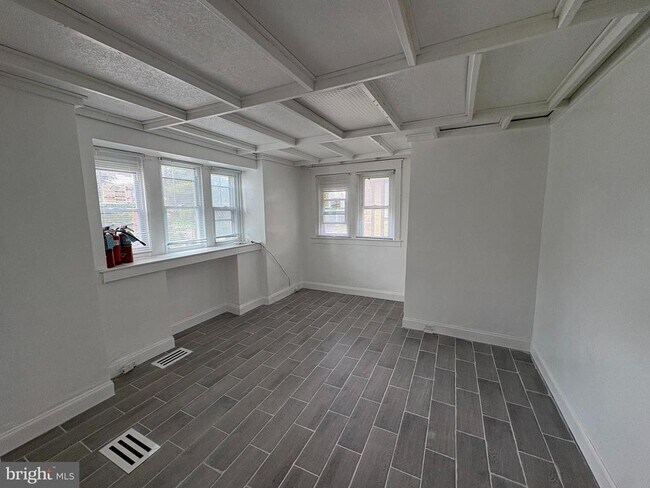 Building Photo - 6619 Blakemore St