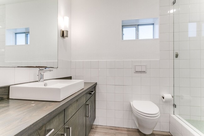 Building Photo - 4-BEDROOM IN BLOSSOM PARK