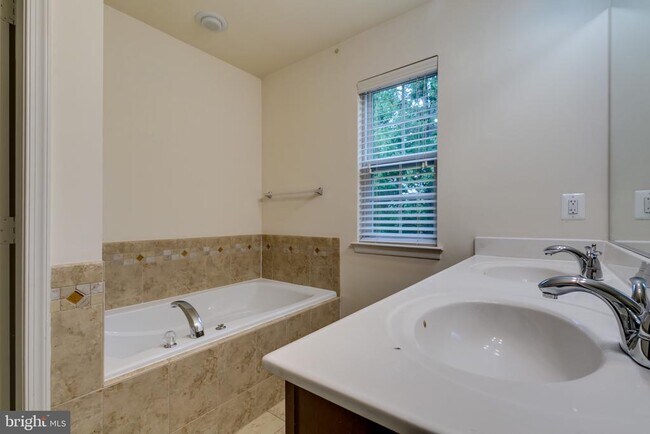 Building Photo - 2655 Glenriver Way