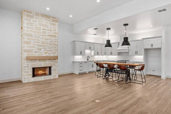 Building Photo - 2 Pinnacle Club Dr