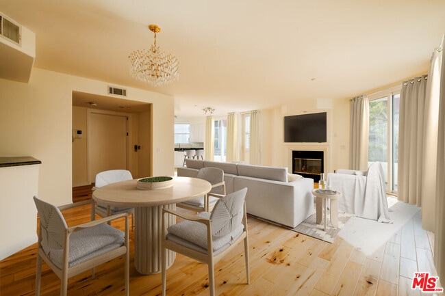 Building Photo - 2030 S Bentley Ave