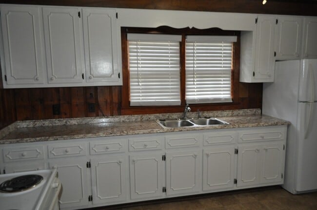 Building Photo - FOR RENT - Terrific location, great price....near everything!