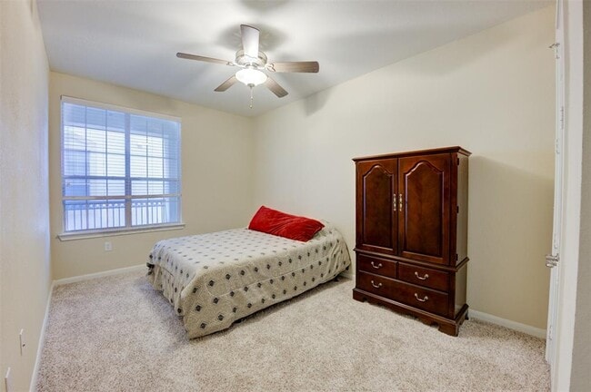 Building Photo - 7575 Kirby Dr