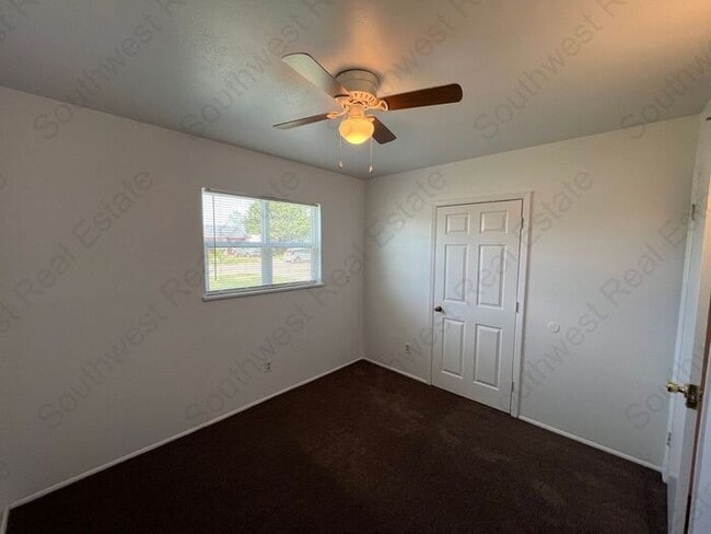 Building Photo - Spacious 3-bedroom 2 bath home- Freshly pa...