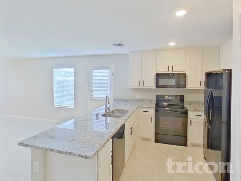 Building Photo - 6445 Middlebury Dr
