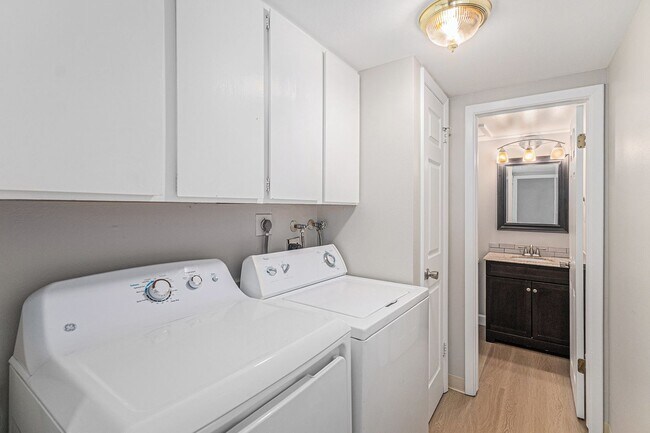 Building Photo - 3 bedroom 2.5 bathroom in Heather Ridge!