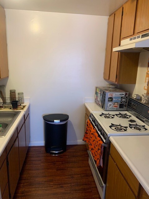 Kitchen - 2642 1/2 S Corning St