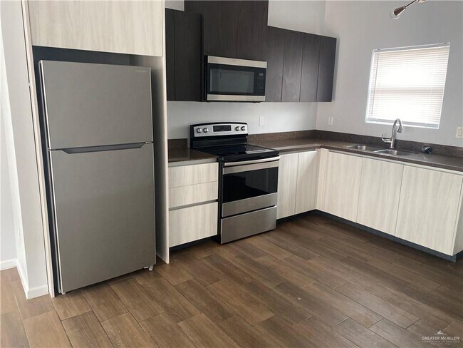 Building Photo - 11 Luz Divina St