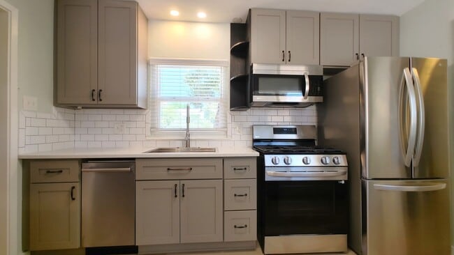 Building Photo - Charming 2 Bedroom House in the SE!