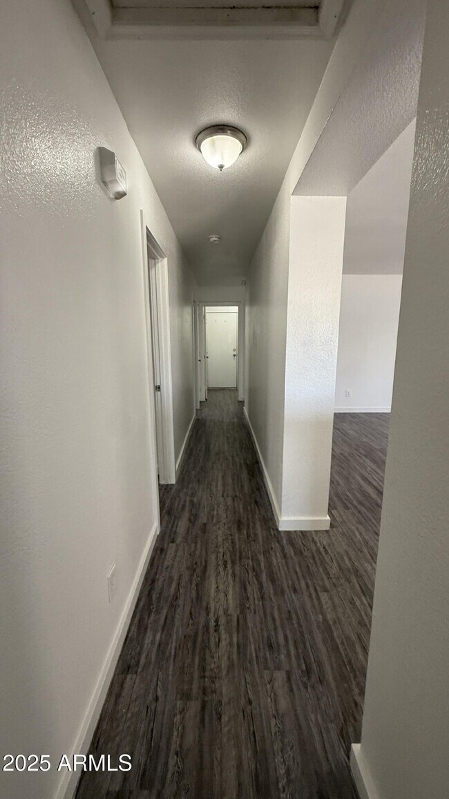 Building Photo - 679 W Jardin Dr