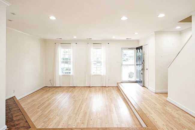 Building Photo - 430 Wynridge Dr