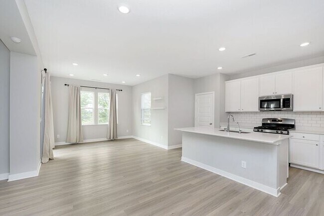 Building Photo - Like New 5 Bedroom 3 Full Bath With Fenced...