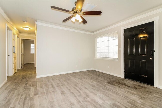 Building Photo - 800 Plaza Dr