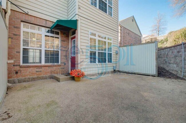 Building Photo - *Coming Available in October* Pride of ownership shines in this convenient Midtown, 2 BR & 2.5 BA...