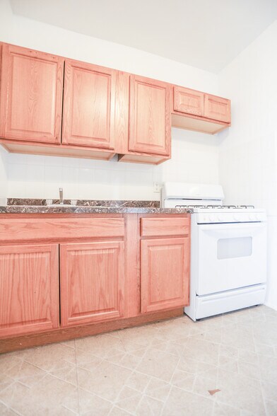 Primary Photo - 3938 W Roscoe St