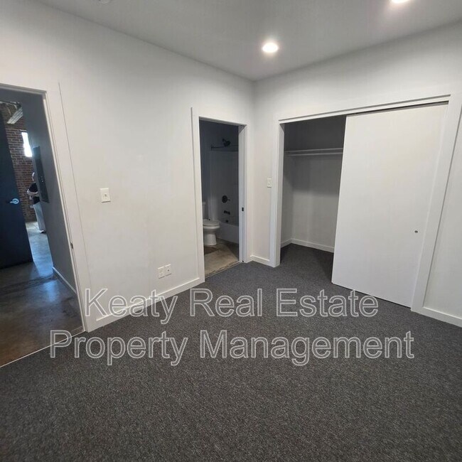 Building Photo - 136 E Cypress St